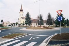 Slávnostné otvorenie malej okružnej   križovatky a obecného domu 2006